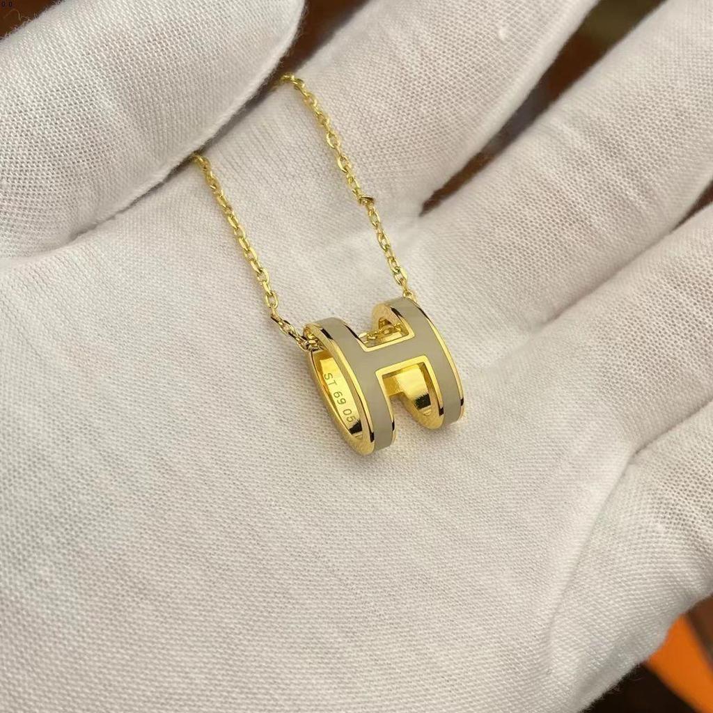 Dámský vysoce kvalitní smaltovaný náhrdelník Hermes s písmenem H, 18K růžové zlato, univerzální neblednoucí přívěsek na klíční kost
