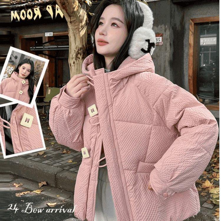 

Жіноча коротка пухова бавовняна куртка 2025: Нове Вільне Зимове Пальто з Капюшоном у Корейському Стилі, Потовщений Мініатюрний Верхній Одяг 2XL 72.5-80 kg світло-фіолетового кольору