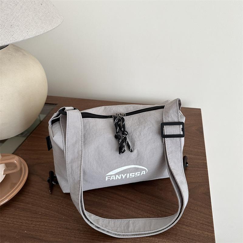 

Нишевый дизайн повседневная простая текстура маленькая квадратная сумка модная осенняя новая женская сумка через плечо мессенджер серый