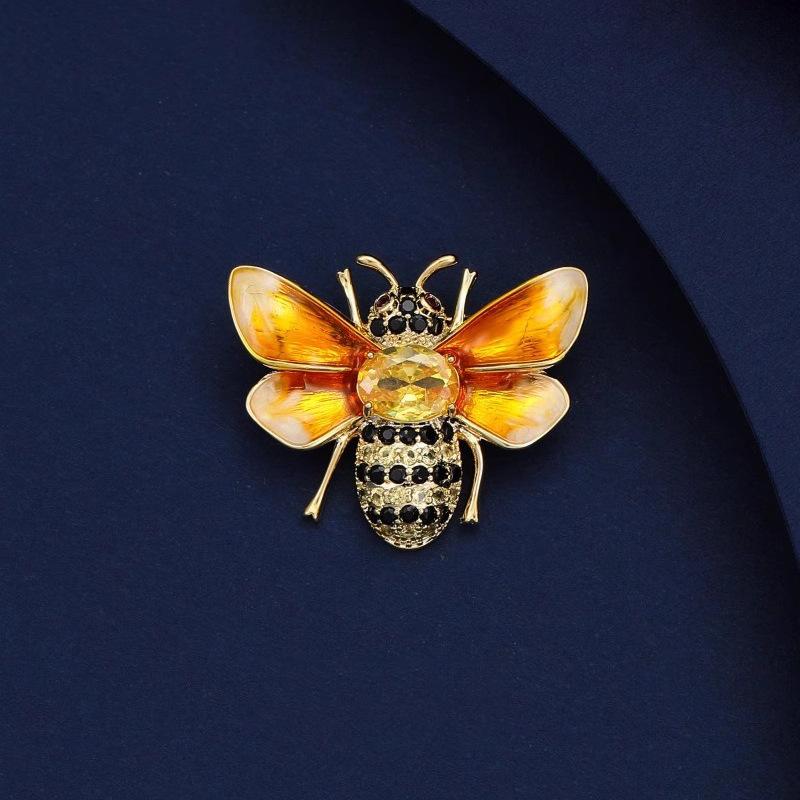 

Изящная брошь в виде пчелы, роскошная женская легкая брошь класса люкс, аксессуары для костюмов Ins Tide, персонализированная булавка, пряжка для выреза, защищающая от света