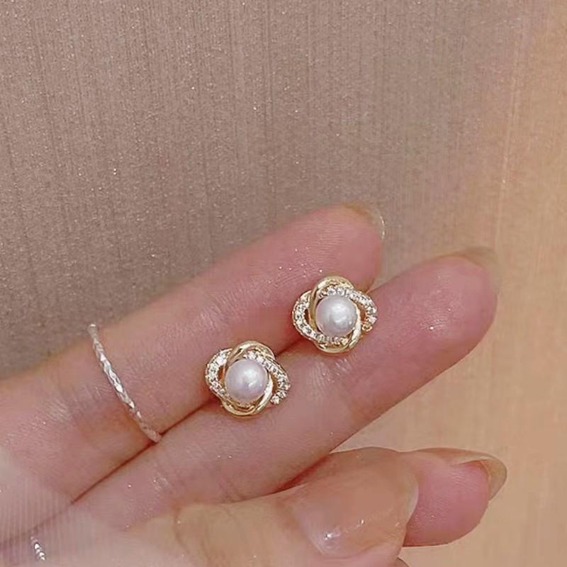 Korean Elegant Pearl Stud Earrings for Women: Versatile, High-Class Style Jewelry