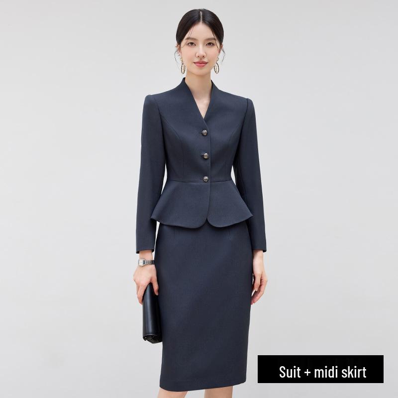 

Женский костюмный комплект юбка и пиджак светло-голубовато-серого цвета: Осень 2025, Элегантный профессиональный стиль рабочей одежды. M