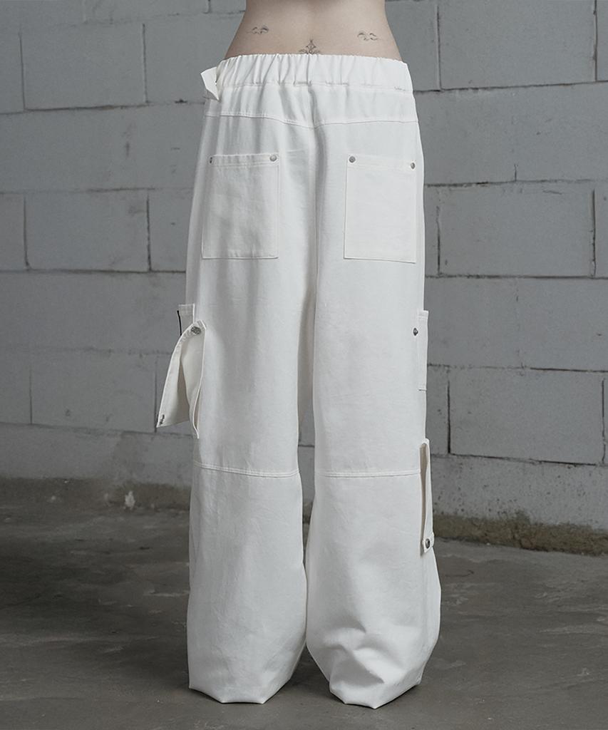 ETRE AU SOMMET Belted Two-Pocket Cutline Oversized Pants (White)