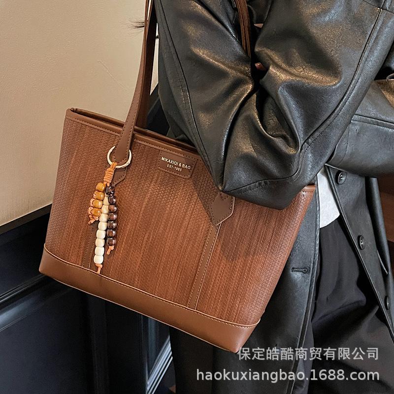 Retro large-capacity bag women's 2025 new niche high-end sense popular fashion shoulder bag commuter tote bag