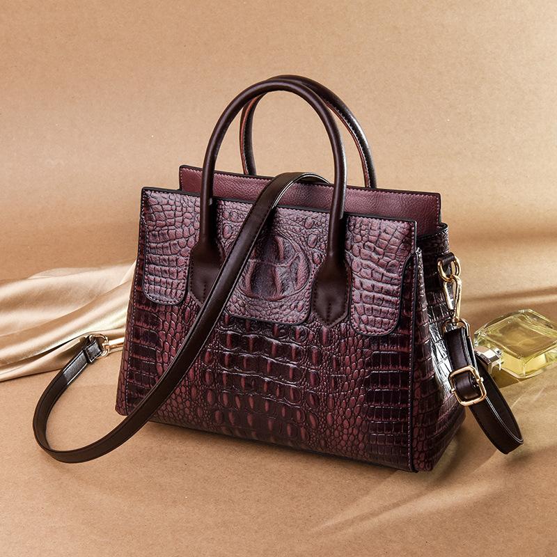 2025 New Fashion High-end Crocodile Leather Women Handbag Large-capacity Waterproof Lightweight Messenger Bag Temperament Commuter Shoulder Bag