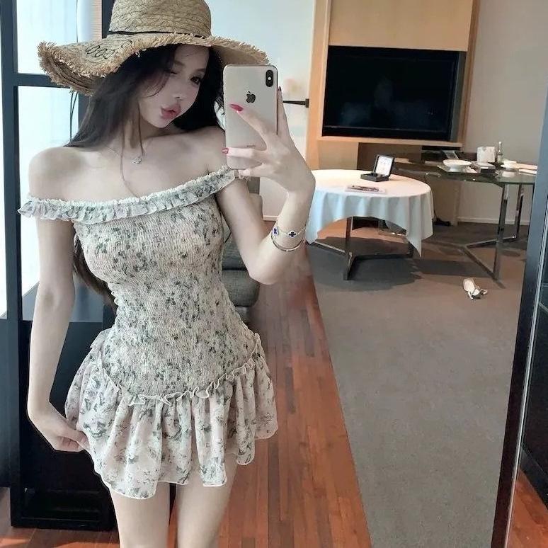 Off-shoulder vintage floral pleated sleeveless flush edge dress for women, slim fit spicy girl style, waist-cinching A-line short skirt