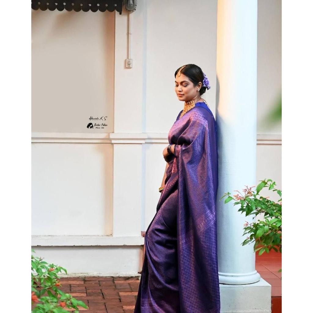 Il sari di seta del negozio ALMAARI è decorato con bellissimi lavori Zari sotto forma di motivi tradizionali.