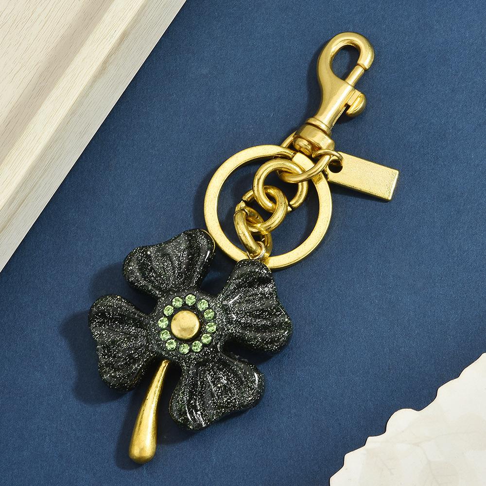 Retro Four-Leaf Clover Keychain Women S Diamond-Encrusted Flower Pendant, Light Luxury Bag Pendant, Jewelry Accessories
