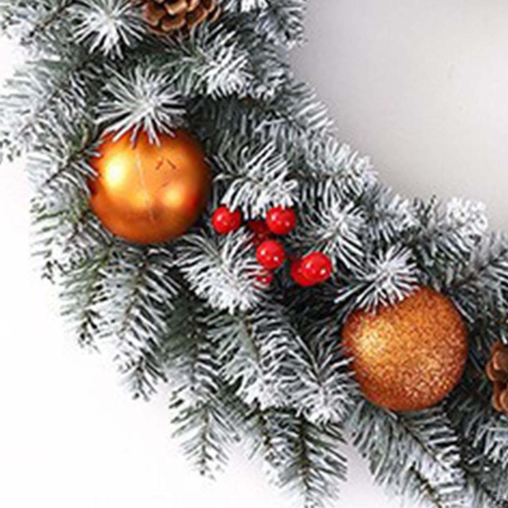 Künstlicher Weihnachtskranz mit künstlichen grünen Blättern, festliche Girlande im Landhausstil
