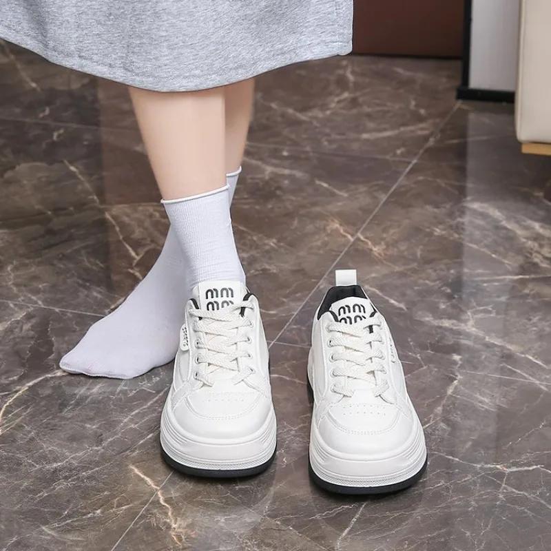 Mode 2024 Neue beliebte Casual Sports Dicke Sohle Kleine weiße Damenschuhe Frühling Sommer Vielseitige Nischenbrettschuhe