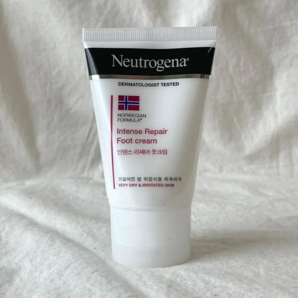 

Neutrogena Intense Repair Foot Cream 56g Circle 380213