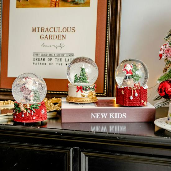 Evropská a americká sněhová scéna s borovicí, hrací skříňka: Vánoční ozdoba křišťálová koule dárek