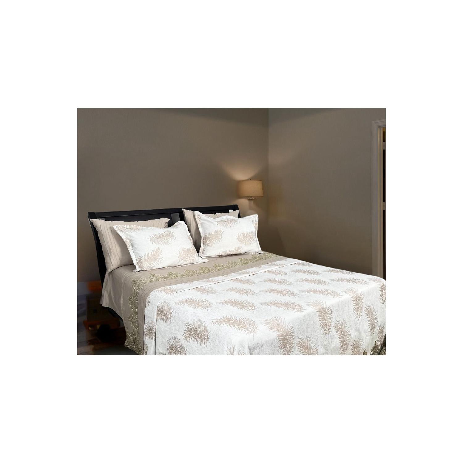 

Meeting Of Modern Design And Quality Meeting The Buyty Patternized White Bold Double Pike Set білий