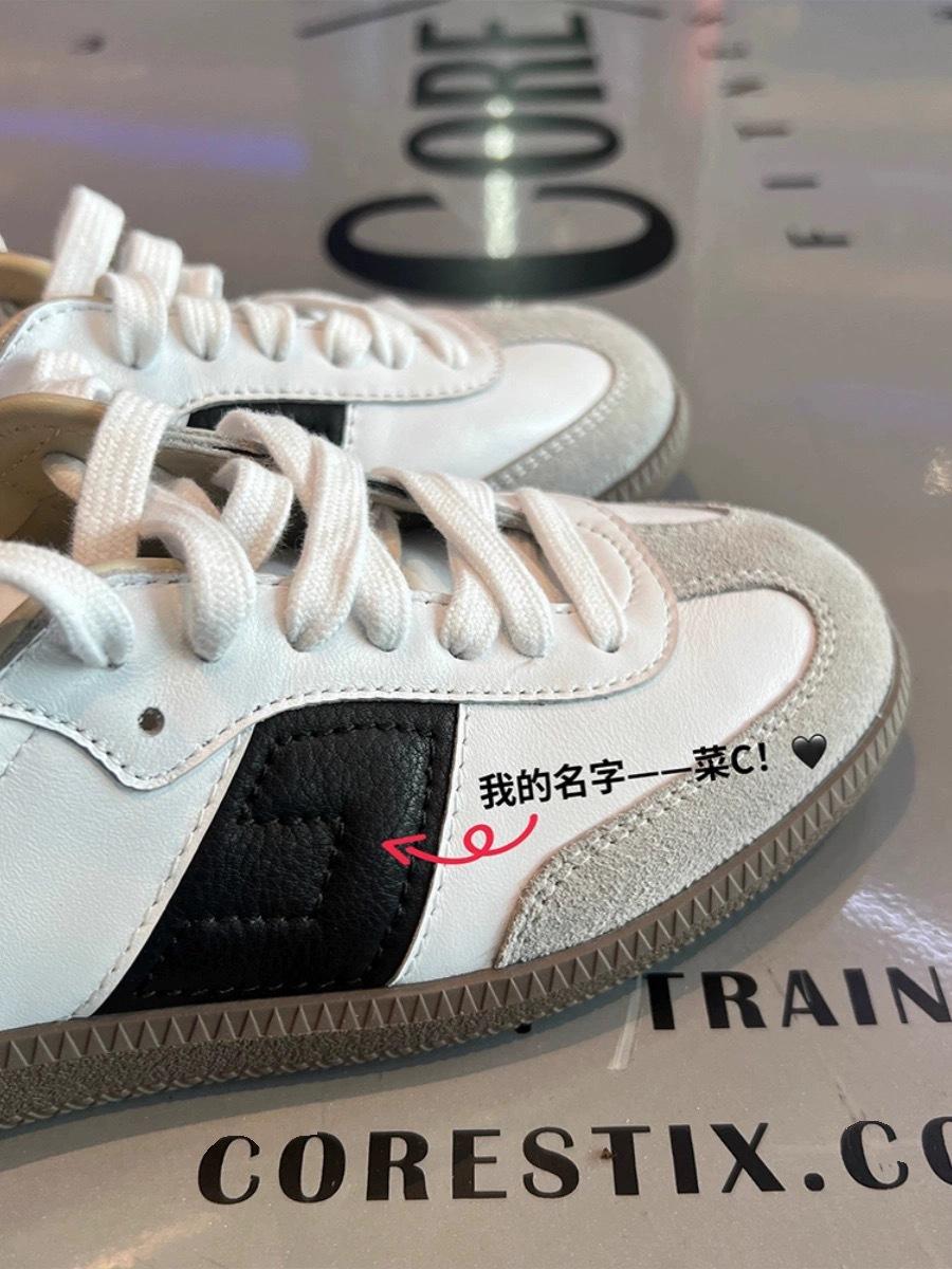 

Кожа ниша серебро немецкие тренировочные туфли женские 2025 весна новые ретро круглый носок сращивание повседневная спортивная обувь обувь Форреста Гампа 40