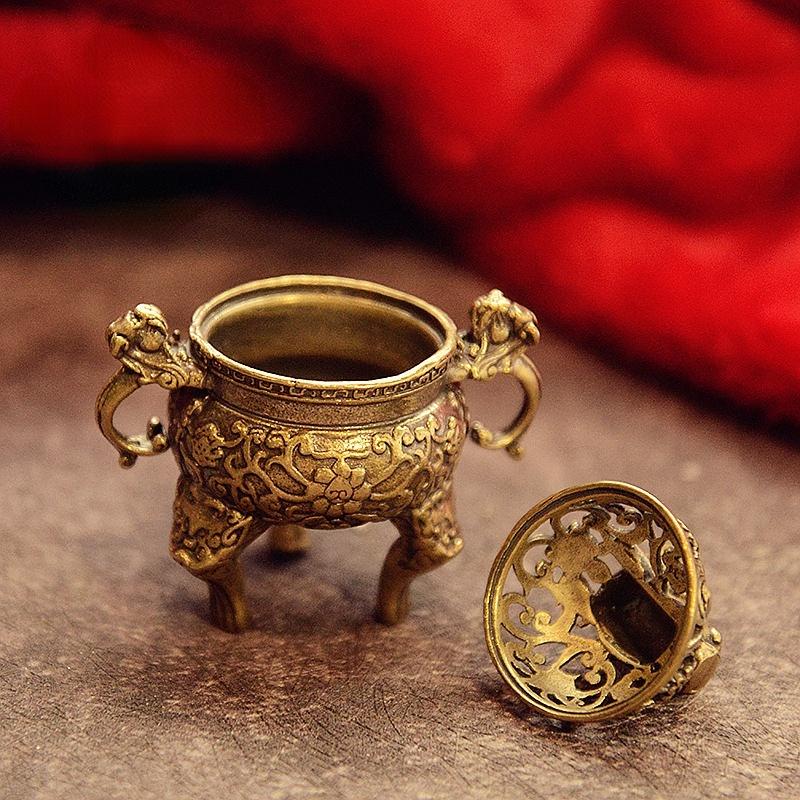 Antique Brass Three Legs Qilin Head Censer Burner Mini Ornaments Chinese Ancient Beast Censer Cover Solid Copper Tea Desk Decor