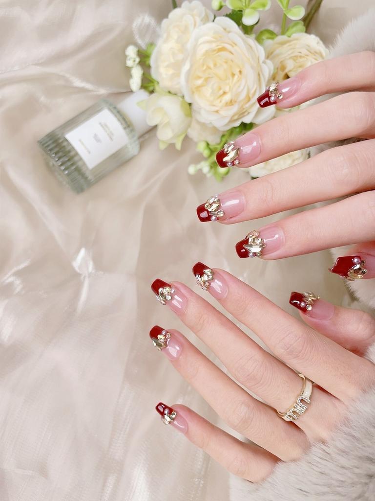 New Year's Handcrafted Nail Art With Gentle Aurora Rhinestones For Ladies