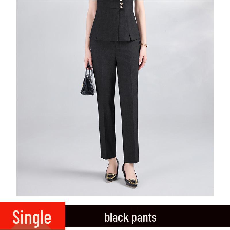 Ensemble jupe et veste à manches courtes gris - Uniforme professionnel pour réception d'hôtel, bureau, bijouterie