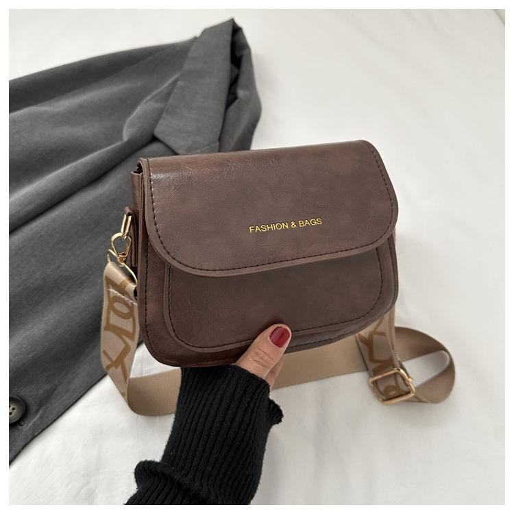 Düz renk basit gündelik retro 2025 sonbahar yeni moda trendi tek omuz çapraz askılı küçük kare kadın çantası