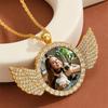 Collana Rotonda con Foto Ala d'Angelo Personalizzata, Ciondolo con Foto Personalizzato con Catena Tennis, Gioiello di Memoria Unisex per Uomini e Donne