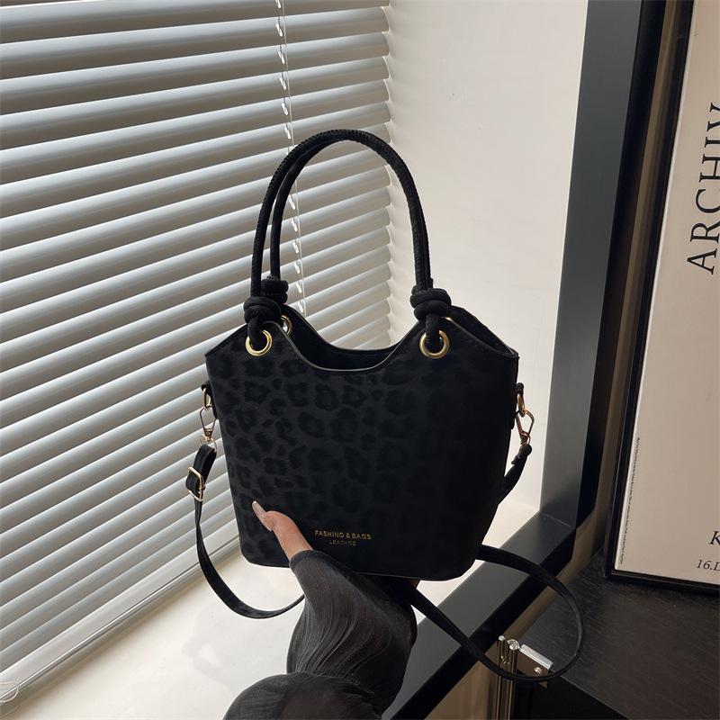 Handliche kleine Tasche mit großem Fassungsvermögen, Damen Herbst neue Tasche, modische Pendler-Bucket-Bag, strukturierte Umhängetasche