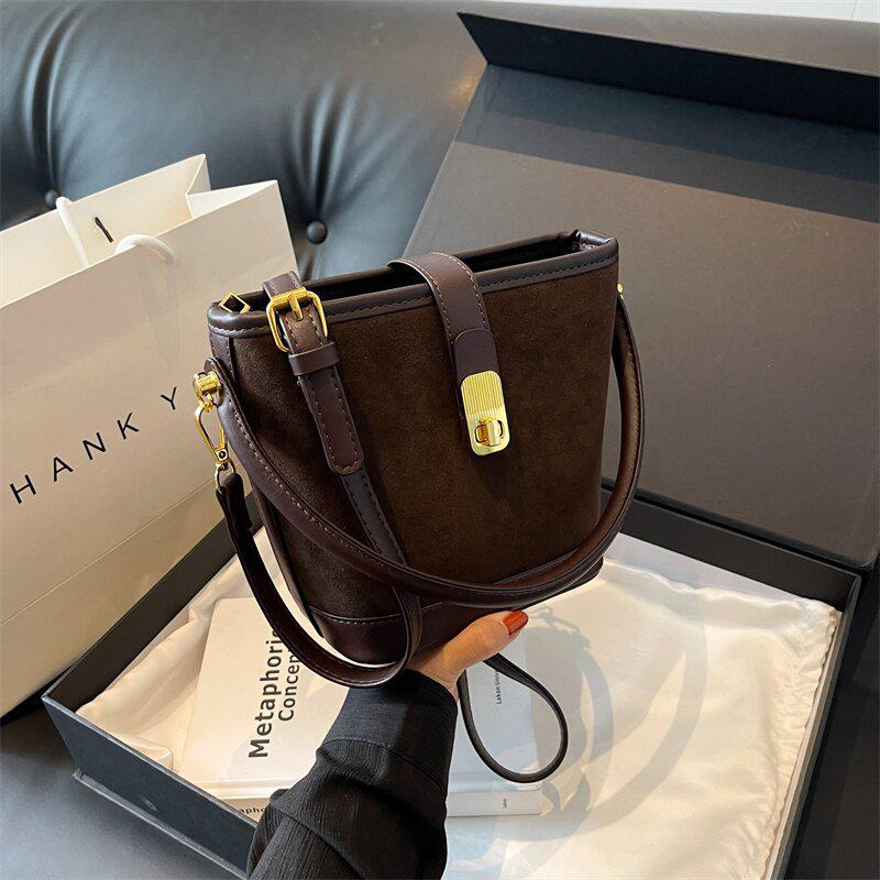 

Стильная женская матовая сумка-ведро: Осень/Зима, Большая Вместимость, На одно плечо, Через плечо, Шикарная Сумка, Маленькая сумка под мышкой. 22x10x18 cm