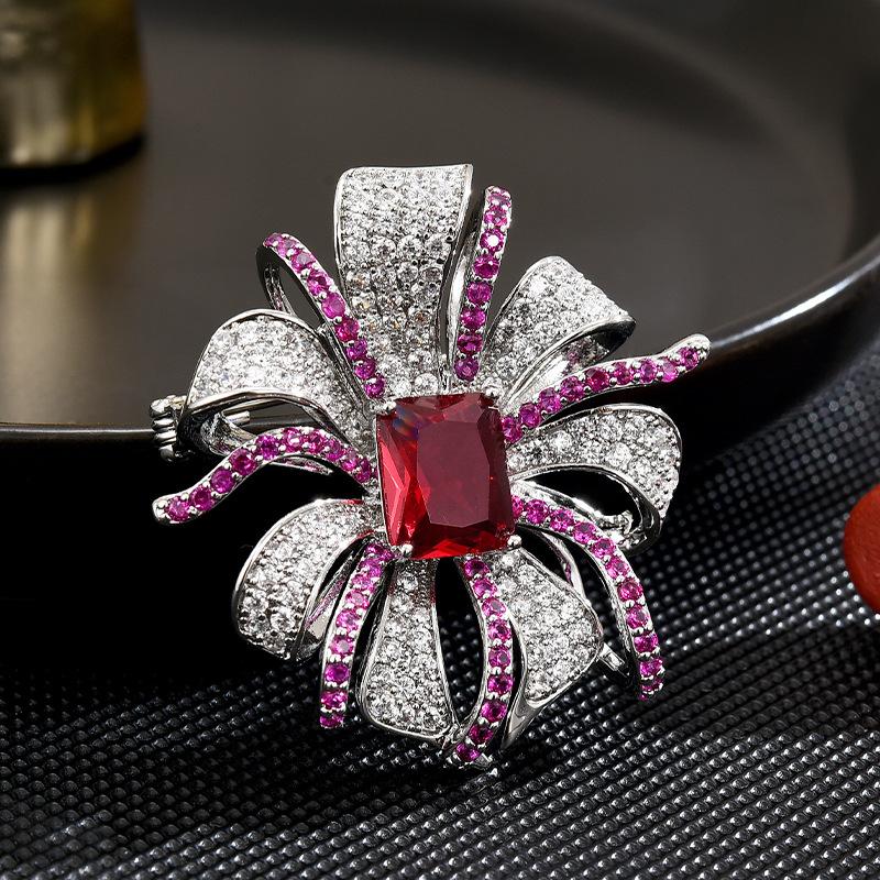 SUYU 2024 New Fashionable Elegant And Unique Design Retro And Exquisite Flower Brooch Women's Luxury Brooch Accessories Pins