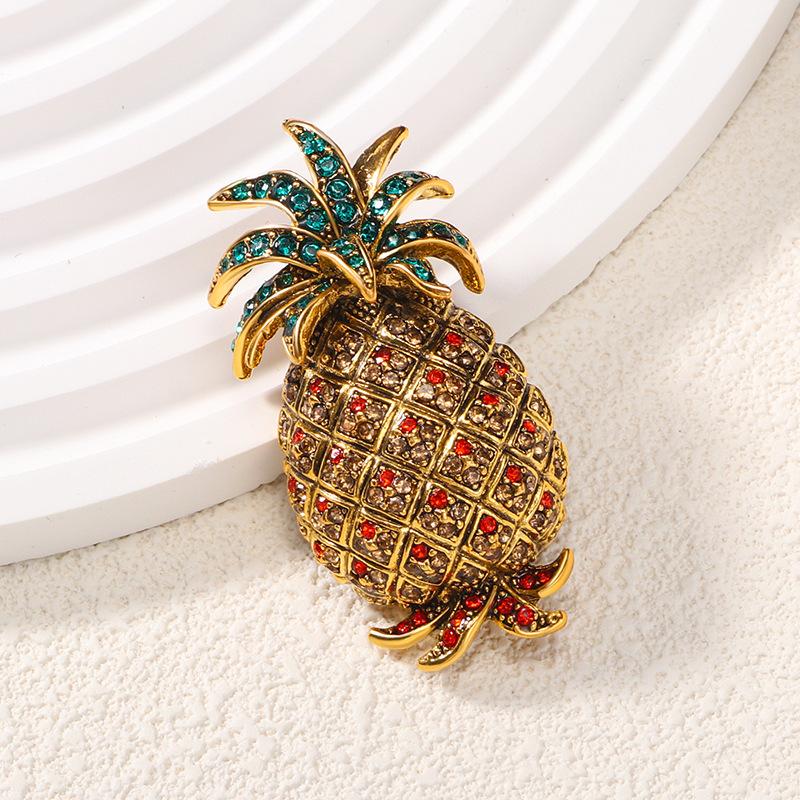 European and American Retro Fruit Brooch, High-end Alloy Diamond Inlaid Pineapple Chest Flower, Pin, Anti Glare Buckle, Clothing Accessories
