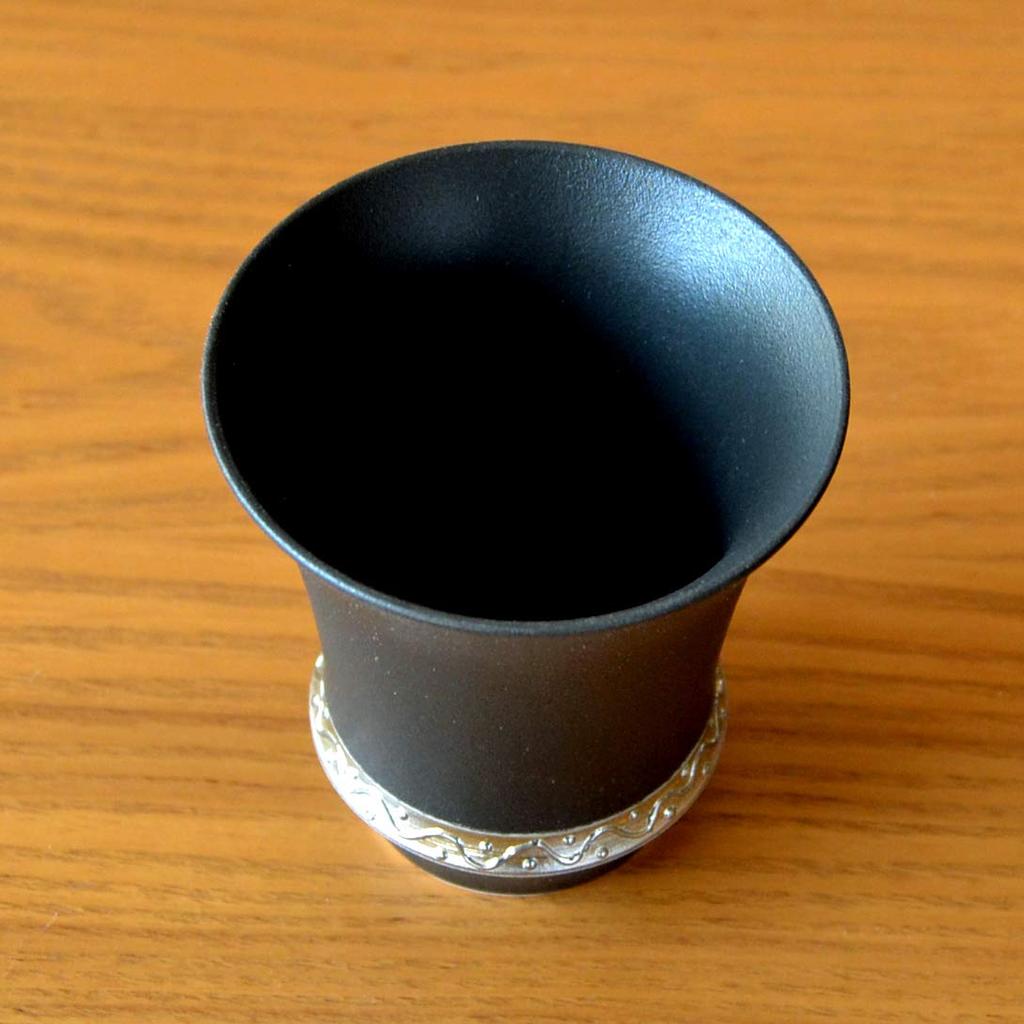 Stylish Arita ware sake cup, oxidized silver finish, perfect for retirement gifts. A perfect thank-you gift in a wooden box.