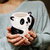 Keramisk vattenkopp Tecknad panda-design Slät kant för vardagsbruk Perfekt för presenter och heminredning Djurformad kopp