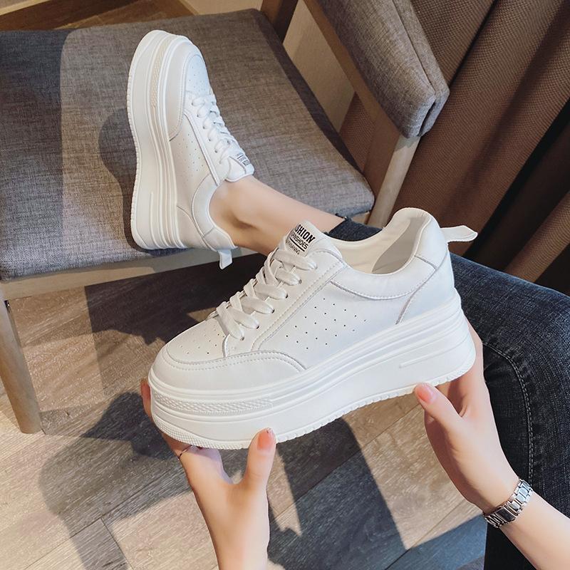 Scarpe sportive con plateau interno e suola spessa da donna primavera estate traforate traspiranti scarpe da donna di Wenzhou modelli rialzanti traspiranti rialzanti