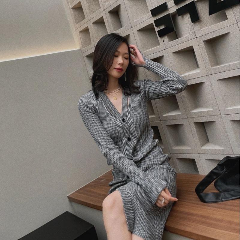 Autumn new design sense niche fashionable woven texture V-neck medium and long slim knitted dress dress women