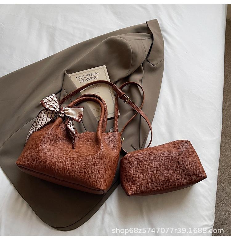 

2025 new women s bag simple fashion bag casual tote Korean version trendy high-end texture large-capacity handbag коричневий
