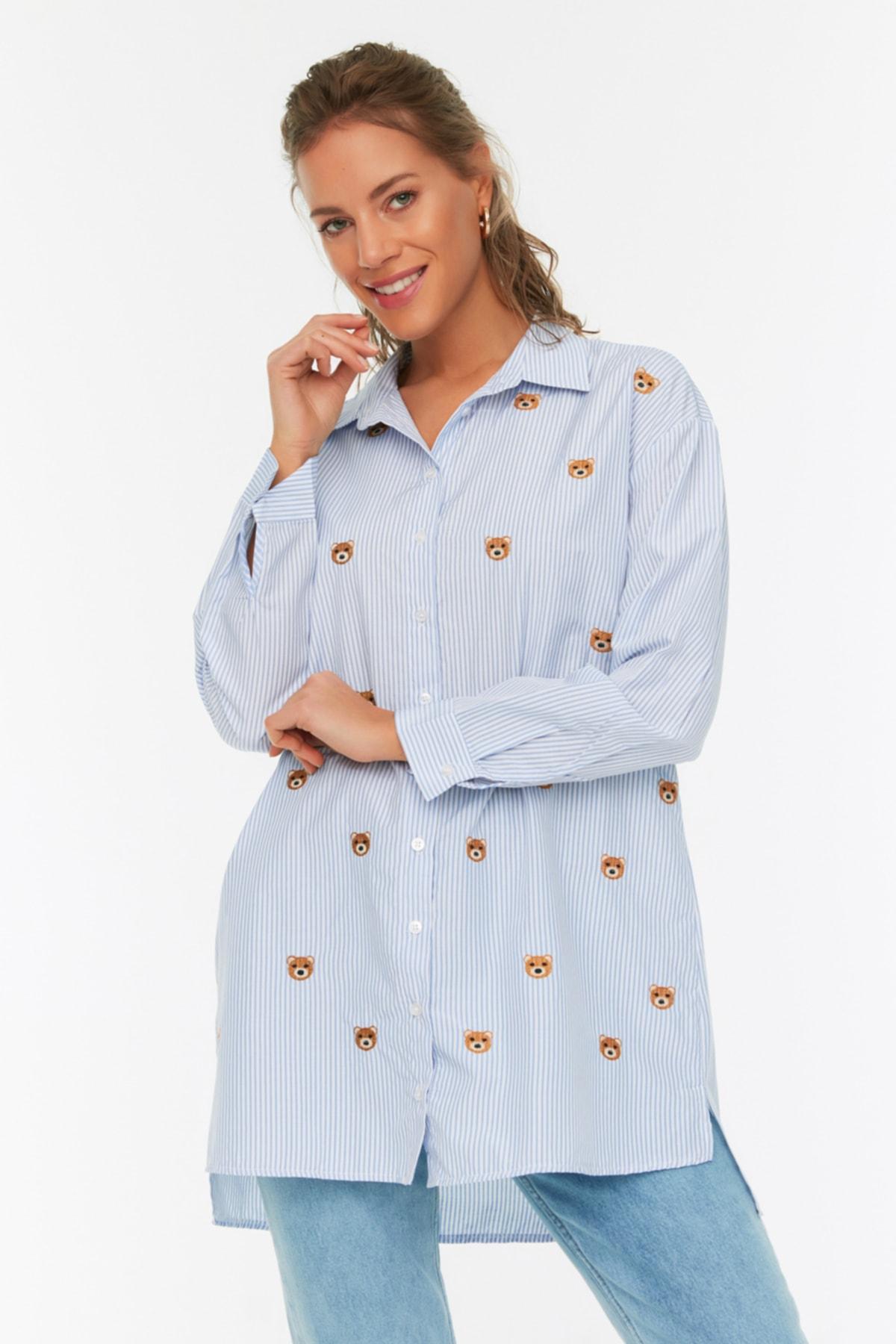 

Длинная тканая рубашка в синюю полоску с вышивкой и подробной спинкой TCTSS22GO0389..