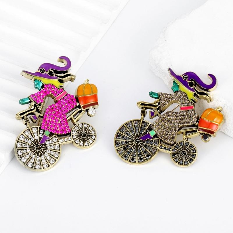 Bezaubernde Hexe auf Fahrrad Kürbis Brosche Legierung Schmuck Accessoire Für Halloween Outfit