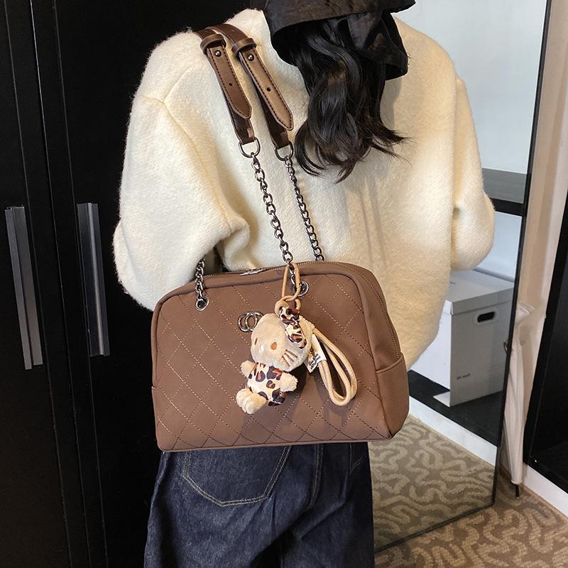 

2025 новая высокотекстурная сумка-подушка для боулинга женская высококлассная сумка-мессенджер на цепочке в иностранном стиле через плечо 28*10.5*19 кофейный