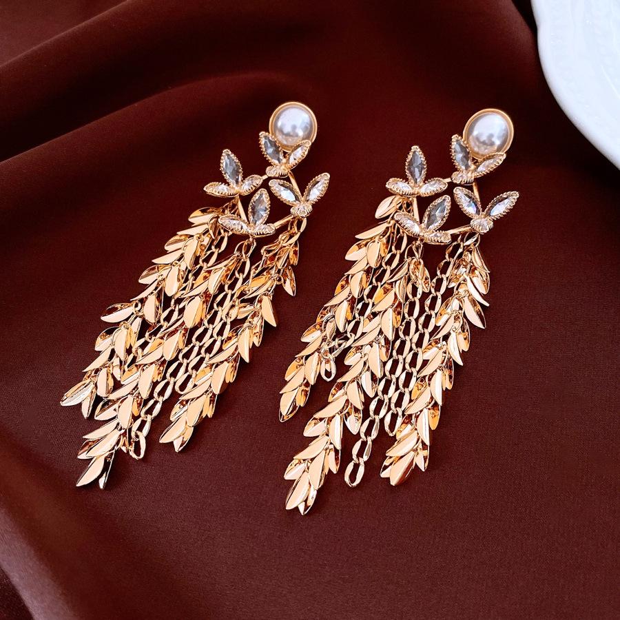 

18K Real Gold Electroplated Pearl Flower Fringed Earrings Medieval Vintage Exaggerated Earrings Retro Niche Earrings Women