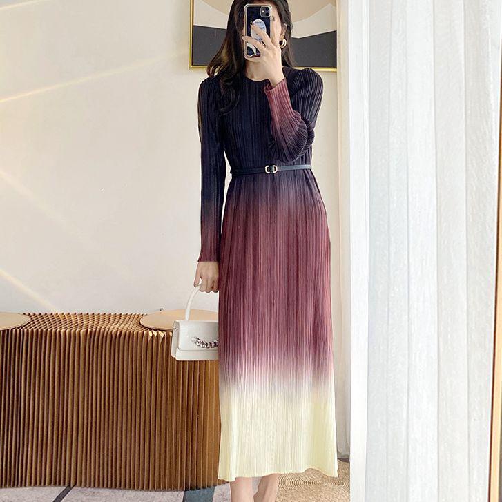 

Градиентное плиссированное длинное платье для женщин – Стройнящее, свободного кроя, модное и омолаживающее. One Size чёрный/коричневый