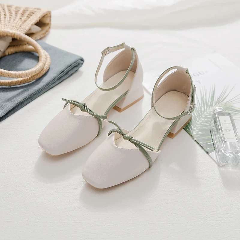 Baotou Sandalen Feenwind 2025 Sommer neue Studenten vielseitige dicke Ferse Wort mit mittlerer Ferse einzelne Schuhe ins Tide