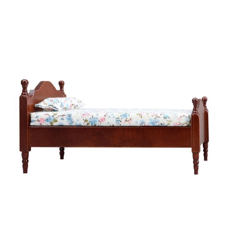 Detailliertes Bettzeugset einschließlich realistischem Einzelbett mit geschnitztem Holzrahmen