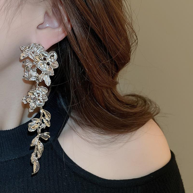 Zinc Alloy Flower Leaf Metal Earrings for Women Exaggerated Design Long Drop Earrings Stylish Retro Antique Charms Female Zircon