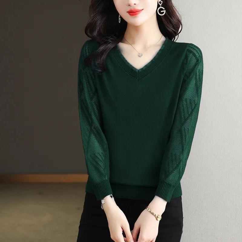 Pulover de bază tricotat cu mâneci din dantelă de toamnă pentru femei de vârstă mijlocie care poartă pulover cu decolteu în V subțire
