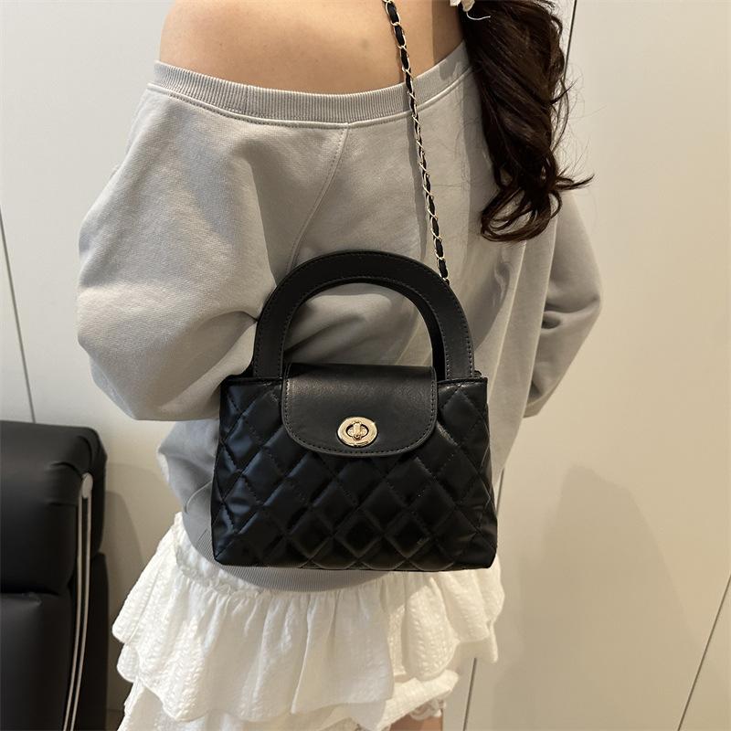 2025 Korean simple diamond small fragrant wind women's bag chain small bag, fashionable messenger hand carry portable messenger bag