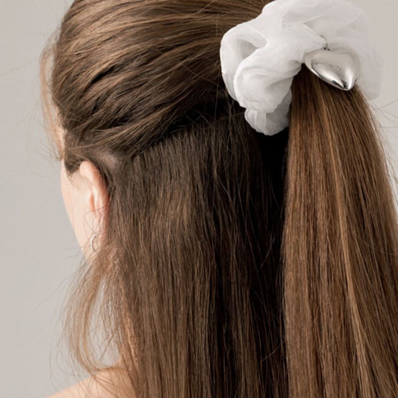 LILYKORI Cool White Heart Scrunchie