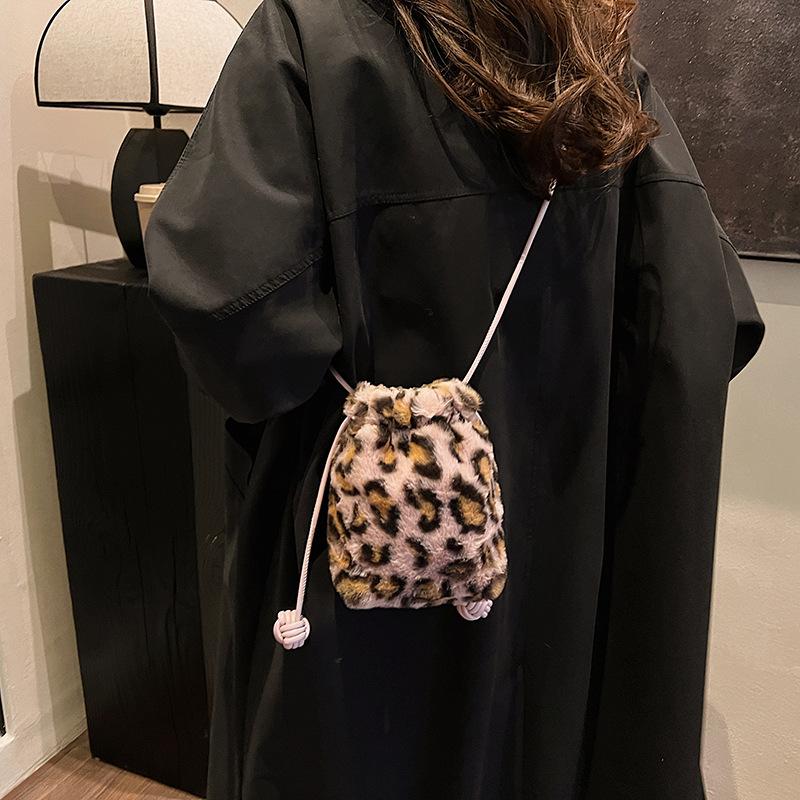 Bag new 2025 cute plush drawstring bag women's trendy versatile messenger mobile phone bag