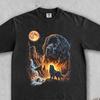 Terranova che ulula alla luna. T-shirt Grafica Vintage con Cane. Regalo Divertente per Amanti degli Animali. Serata Streetwear Oversize. T-shirt Unisex Anni '90 Y2K con Stelle