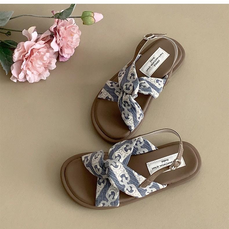 Design Sense Niche Flat Sandals Women 2025 Summer Seaside Silver Cool Slippers Beach Shoes Wear Roman Sandals