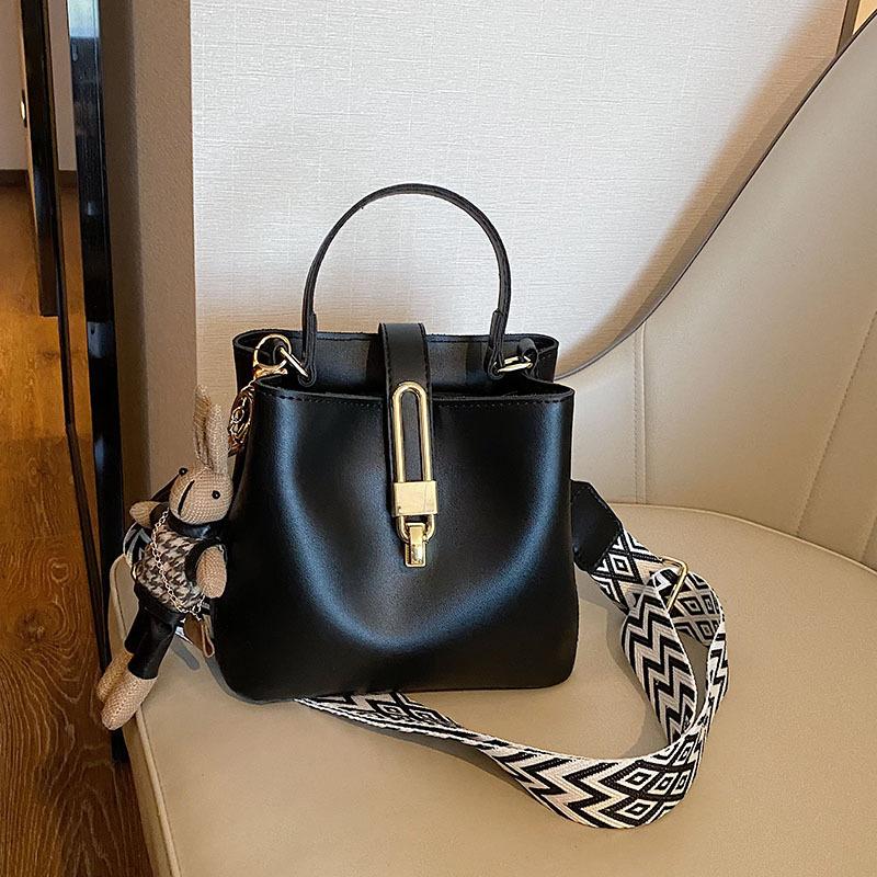 

Fashion commuter small bag, new women s bag, popular wide shoulder strap messenger bag, fashionable portable bucket bag. Without pendant чёрный