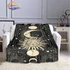 Pentacle & Moon flanellfilt, Skull Witchy Wicca Pagan Black and White Mystical Gothic Solfilt