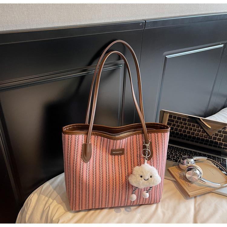 

High-end large bag women s 2025 new fashion shoulder bag large capacity student commuting tote cloth bag розовый