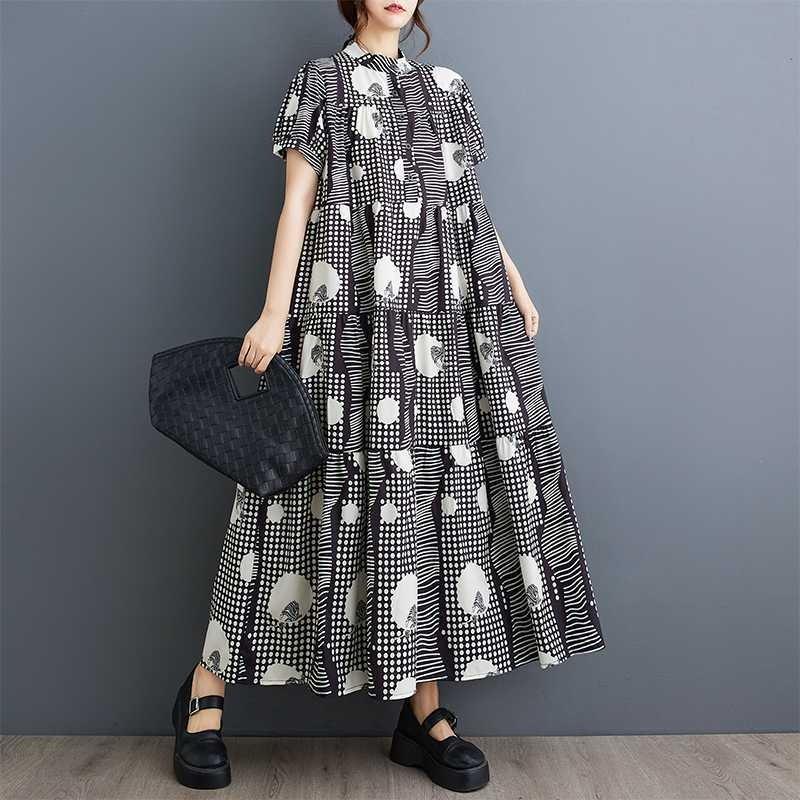 Vestido solto plus size de manga curta com estampa fashion e comprimento médio